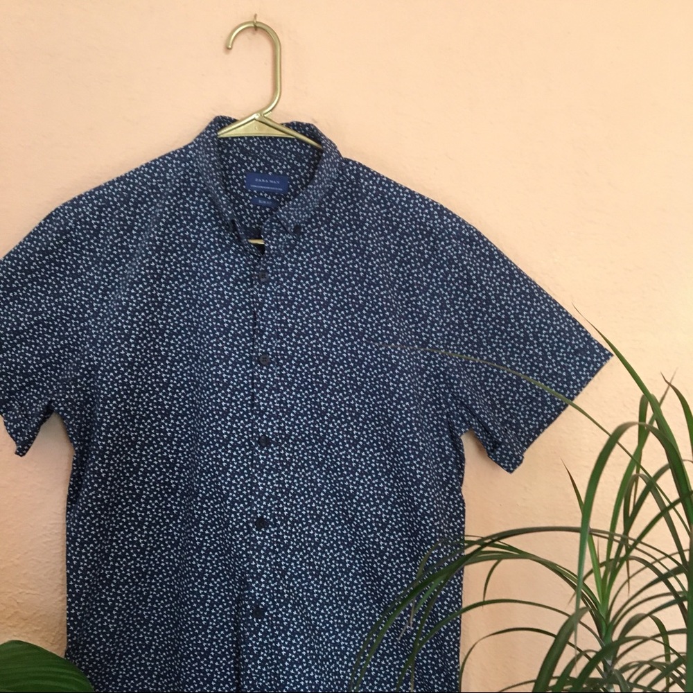 Zara. Medium. Short Sleeve. Button Down.